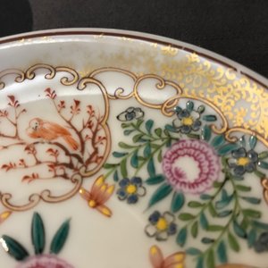 Een lot van 33 Chinese famille rose koppen en 27 schotels, Yongzheng/Qianlong — foto 41