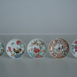 Een lot van 33 Chinese famille rose koppen en 27 schotels, Yongzheng/Qianlong — foto 10