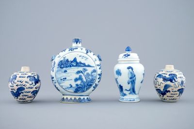 Een lot van 4 Chinese blauw-witte vaasjes, 18/19e eeuw