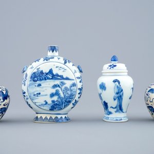 Een lot van 4 Chinese blauw-witte vaasjes, 18/19e eeuw — foto 1