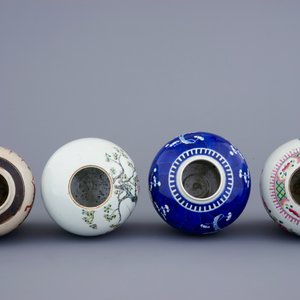 Een lot van 4 Chinese famille rose en blauw-witte gemberpotten met deksels, 19/20e eeuw — foto 5