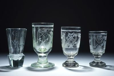 Een lot van 4 gegraveerde maçonnieke glazen (vrijmetselarij), 20e eeuw
