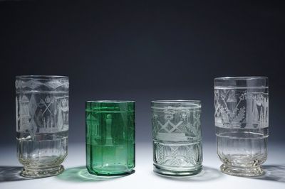 Een lot van 4 gegraveerde maçonnieke glazen, vrijmetselarij, 20e eeuw