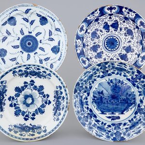 Een lot van 4 grote blauw-witte Delftse schotels, 18e eeuw — foto 1