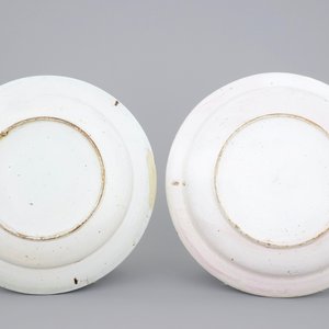 Een lot van 4 grote blauw-witte Delftse schotels, 18e eeuw — foto 3