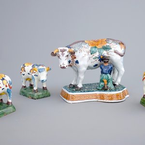 Een lot van 4 polychrome Delftse koeien, 19e eeuw — foto 1
