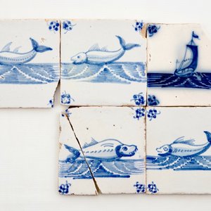 Een lot van 47 blauw-witte tegels met zeewezens, atelier Pulinckx, Brugge, 18e eeuw — foto 2