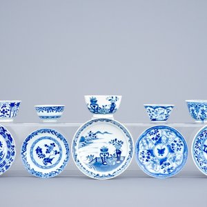 Een lot van 5 blauw-witte Chinese koppen en schotels, 18e eeuw — foto 1
