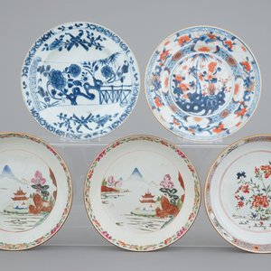 Een lot van 5 borden in Chinees exportporselein, Kangxi-Qianlong, 18e eeuw — foto 1