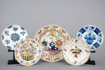 Een lot van 5 borden in Delfts aardewerk, 18e eeuw