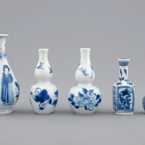 Een lot van 5 Chinese blauw-witte miniatuur vaasjes, Kangxi — foto 2