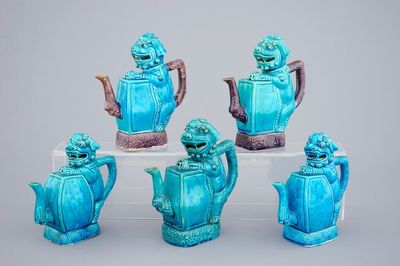 Een lot van 5 Chinese cadogan theepotten in de vorm van boeddhistische leeuwen, Republiek, 20e eeuw