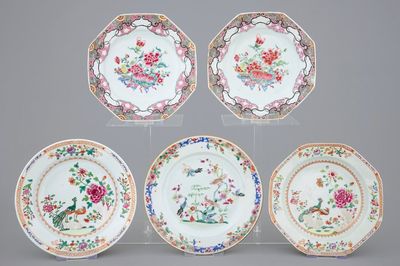 Een lot van 5 Chinese famille rose borden, 18e eeuw