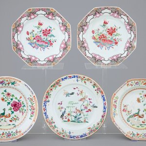 Een lot van 5 Chinese famille rose borden, 18e eeuw — foto 1