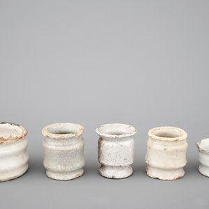 Een lot van 5 wit Delfts aardewerken zalfpotjes en albarelli, 17/18e eeuw — foto 1