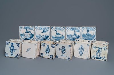 Een lot van 54 diverse blauw-witte en mangane Delftse tegels, 17/18e eeuw