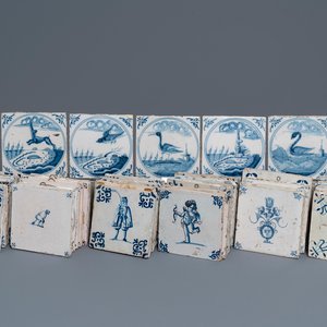 Een lot van 54 diverse blauw-witte en mangane Delftse tegels, 17/18e eeuw — foto 1