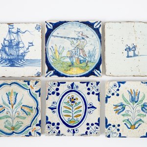 Een lot van 6 antieke Delftse tegels, w.o. een fraai schip, 17e eeuw — foto 1