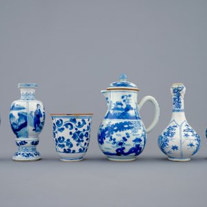 Een lot van 6 blauw-witte Chinese vaasjes en kannetjes, Kangxi — foto 3