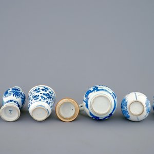 Een lot van 6 blauw-witte Chinese vaasjes en kannetjes, Kangxi — foto 6