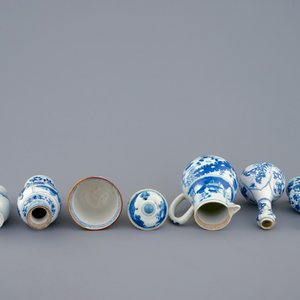 Een lot van 6 blauw-witte Chinese vaasjes en kannetjes, Kangxi — foto 7