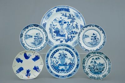 Een lot van 6 diverse blauw-witte Chinese schotels en borden, 18/19e
