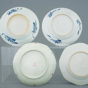 Een lot van 6 diverse blauw-witte Chinese schotels en borden, 18/19e — foto 3