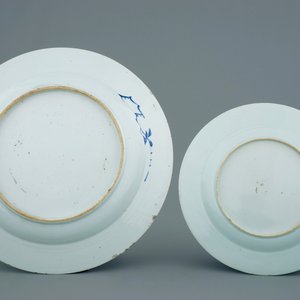 Een lot van 6 diverse blauw-witte Chinese schotels en borden, 18/19e — foto 5