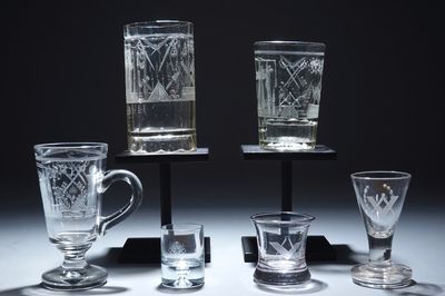 Een lot van 6 gegraveerde maçonnieke glazen (vrijmetselarij), 20e eeuw
