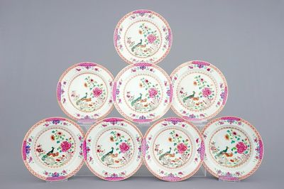 Een lot van 8 Chinese famille rose borden met decor van pauwen, Qianlong, 18e eeuw