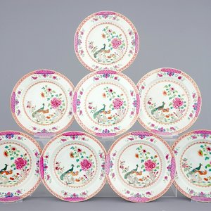Een lot van 8 Chinese famille rose borden met decor van pauwen, Qianlong, 18e eeuw — foto 1