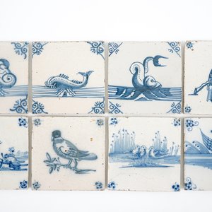 Een lot van 8 fraaie blauw-witte Delftse tegels, 18e eeuw — foto 1