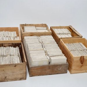 Een lot van ca. 350 witte Delftse tegels, 18e eeuw — foto 2