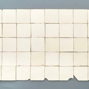 Een lot van ca. 80 witte Delftse tegels, 18e eeuw — foto 2