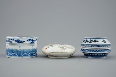 Een lot van drie Chinese blauw-witte en famille rose dekseldoosjes, 19e eeuw