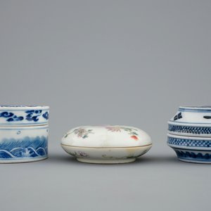 Een lot van drie Chinese blauw-witte en famille rose dekseldoosjes, 19e eeuw — foto 2