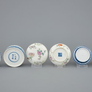 Een lot van drie Chinese blauw-witte en famille rose dekseldoosjes, 19e eeuw — foto 7