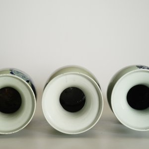 Een lot van drie grote Chinese vazen met blauw-wit decor op celadon ondergrond, 19e eeuw — foto 11