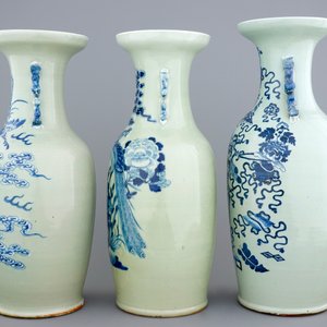 Een lot van drie grote Chinese vazen met blauw-wit decor op celadon ondergrond, 19e eeuw — foto 2