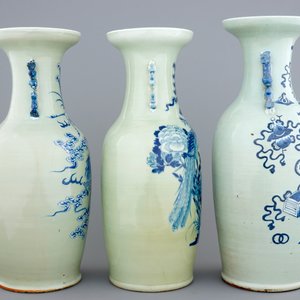 Een lot van drie grote Chinese vazen met blauw-wit decor op celadon ondergrond, 19e eeuw — foto 4