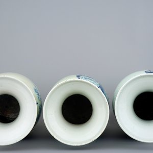 Een lot van drie grote Chinese vazen met blauw-wit decor op celadon ondergrond, 19e eeuw — foto 5