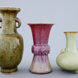 Een lot van drie monochrome Chinese vaasjes, 19e eeuw — foto 1