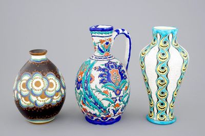 Een lot van drie vazen, w.o. in Iznik stijl, Charles Catteau, Boch Kéramis, 1e helft 20e eeuw