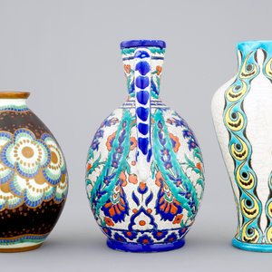 Een lot van drie vazen, w.o. in Iznik stijl, Charles Catteau, Boch Kéramis, 1e helft 20e eeuw — foto 2