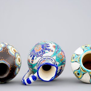 Een lot van drie vazen, w.o. in Iznik stijl, Charles Catteau, Boch Kéramis, 1e helft 20e eeuw — foto 5