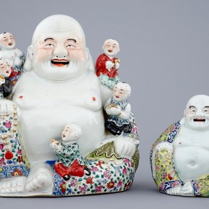 Een lot van twee Chinese porseleinen Boeddha's, famille rose, 19/20e eeuw — foto 1