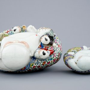 Een lot van twee Chinese porseleinen Boeddha's, famille rose, 19/20e eeuw — foto 7