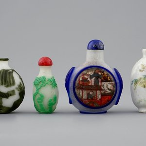 Een lot van vier Chinese snuifflesjes in glas en porselein, 19/20e eeuw — foto 1