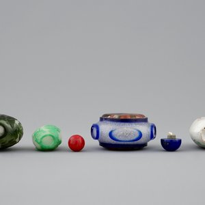 Een lot van vier Chinese snuifflesjes in glas en porselein, 19/20e eeuw — foto 2