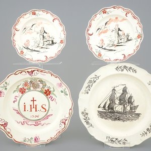Een lot van vier Engelse creamware borden, Leeds en Wedgewood, 18e eeuw — foto 1